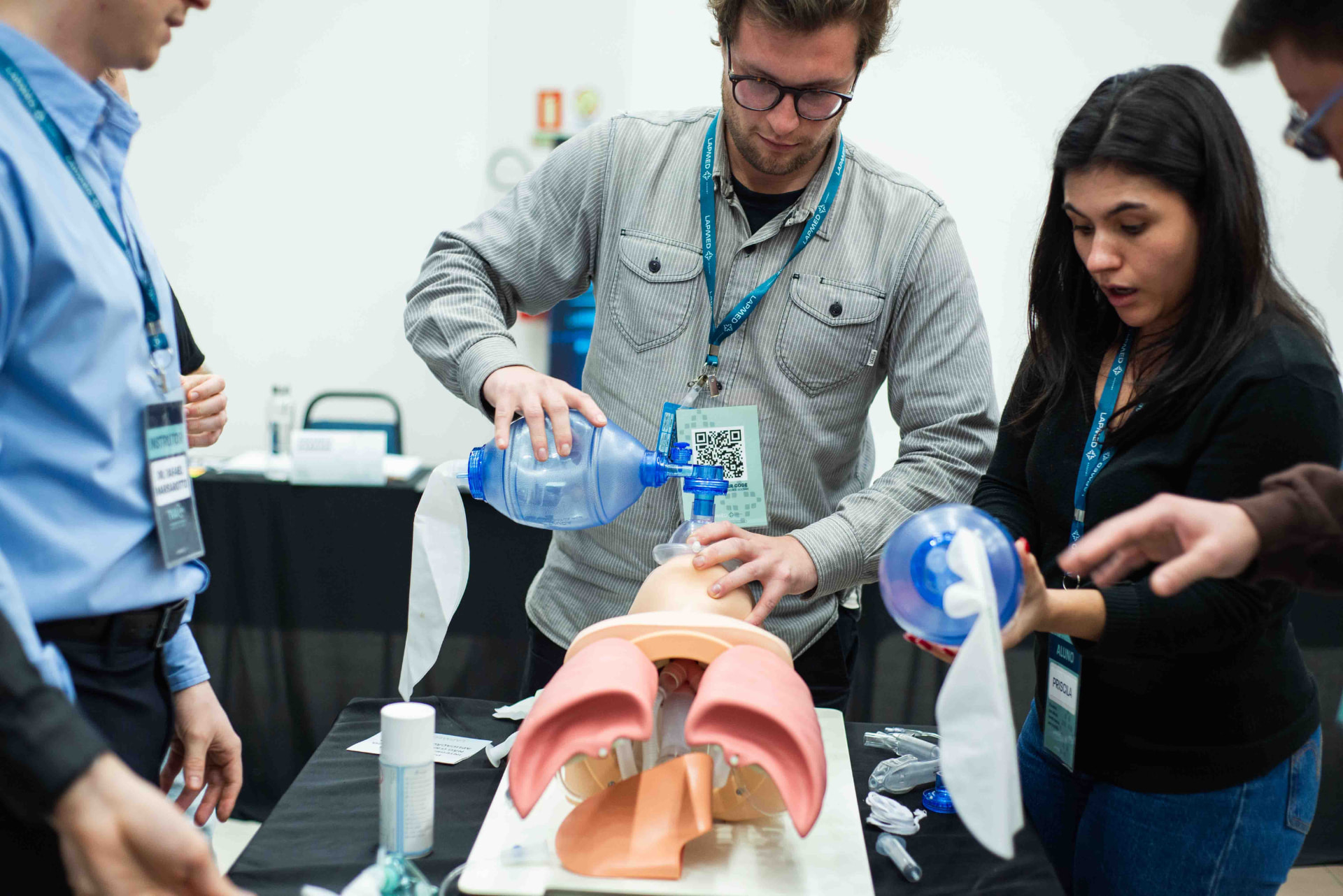 Participantes praticando ventilação com bolsa-válvula-máscara no TVA360